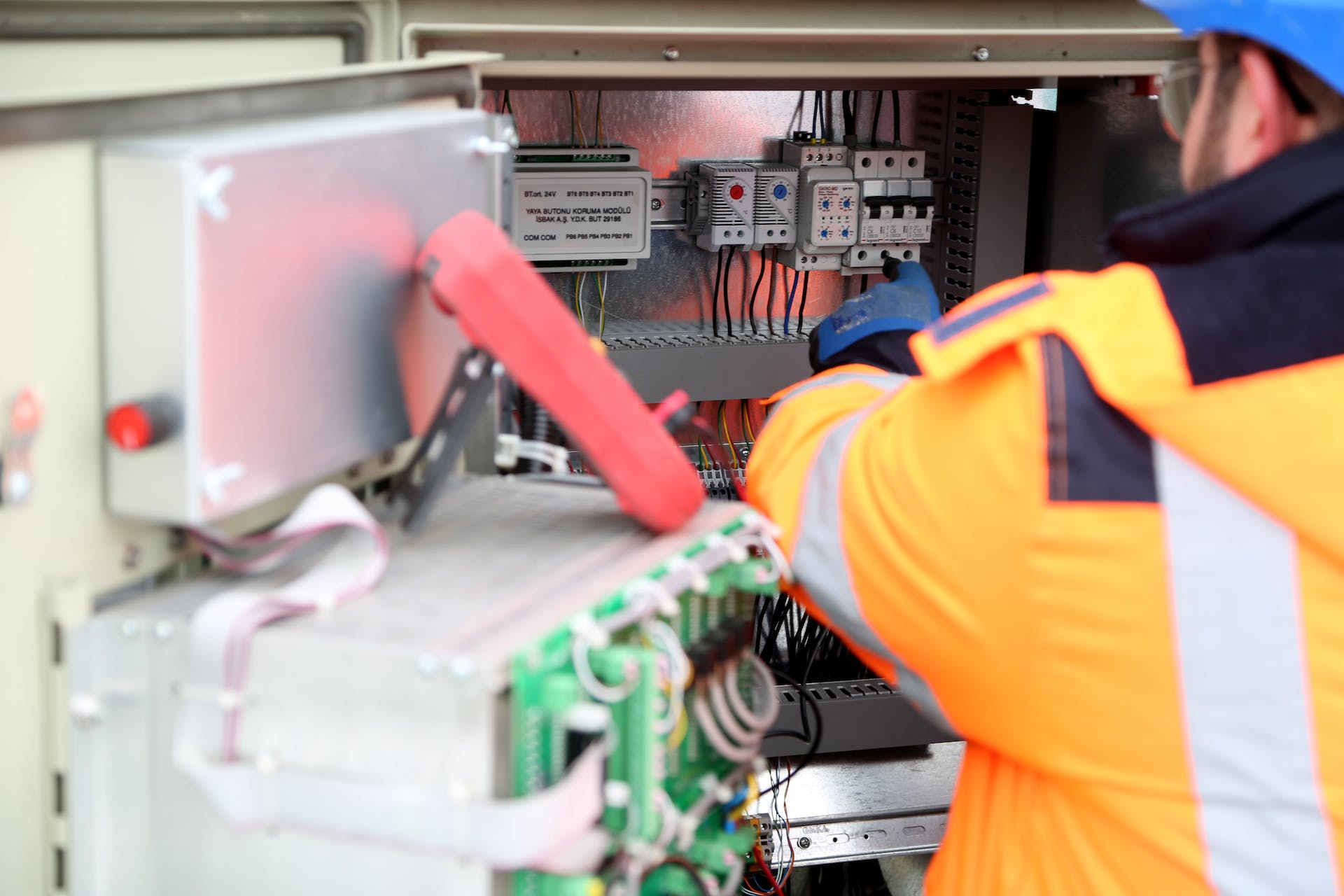 Operaciones auxiliares de montaje de instalaciones electrotécnicas y telecomunicaciones